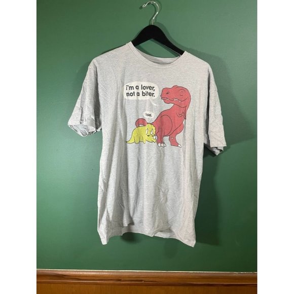 Goodie Two Sleeves - "I'm a Lover not a biter" - Men's Grey Graphic T-Shirt - Si - Picture 1 of 4